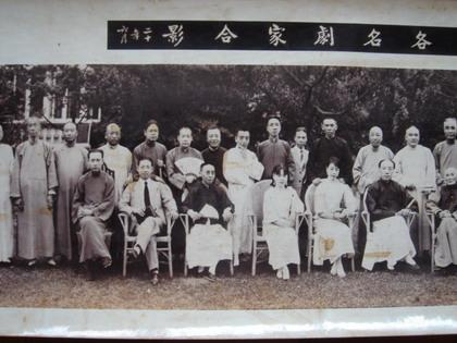 二太太陈帼英（右三）三太太孙佩豪（右四） 二太太陈帼英，上海人，原是舞女，后跳舞结识杜并嫁给杜，共生育三个儿子，即维桓，维翰，维宁。 三太太孙佩豪，苏州人，筱桂荪外甥女，十六岁嫁给杜。生育两个儿子，即维屏、维亲。