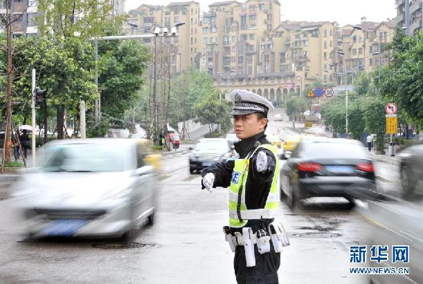 （社会）（1）“最美哥哥”徒手接住六米天桥上跳下的少女