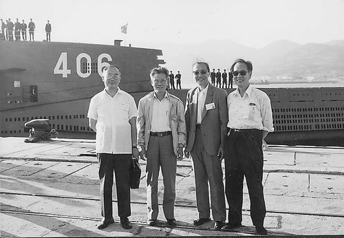 　　1986年，彭士禄视察核潜艇研制工作，与其他几位总设计师合影。左起：赵仁恺、彭士禄、黄旭华、黄纬禄。（科学报图片）