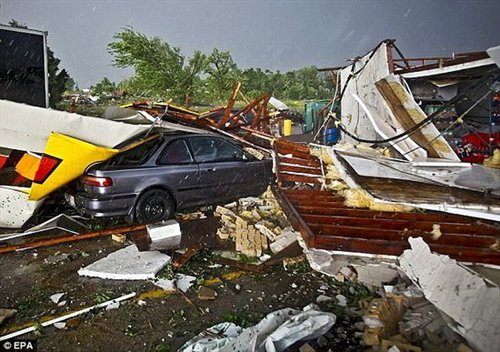 美国遭暴风雨突袭 冰雹砸毁数十辆汽车 汽车之家