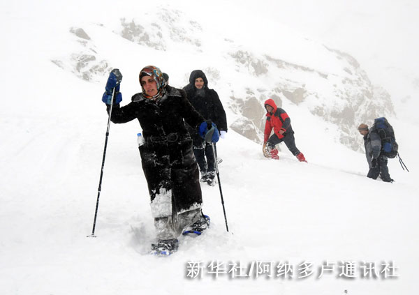 11月22日，在土耳其北部里泽省奥维特山，获救旅游者在下山途中。因雪崩被困在里泽省奥维特山上长达39小时的18名土耳其旅游者目前已获得营救并开始返回家园。