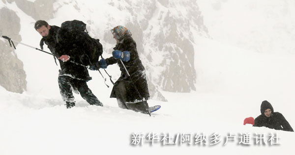 11月22日，在土耳其北部里泽省奥维特山，获救旅游者在下山途中。因雪崩被困在里泽省奥维特山上长达39小时的18名土耳其旅游者目前已获得营救并开始返回家园。