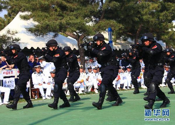 （中俄海上联演）（7）中俄海军举行多种活动 共庆中国人民海军成立63周年。  