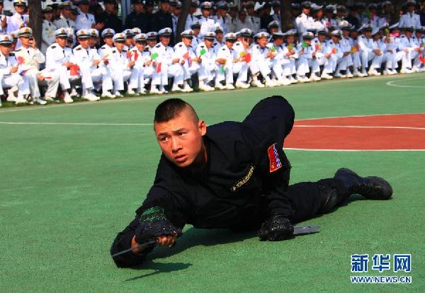 （中俄海上联演）（10）中俄海军举行多种活动 共庆中国人民海军成立63周年。  