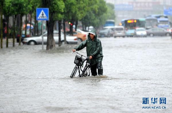 （社会）（4）南昌暴雨  路面积水严重