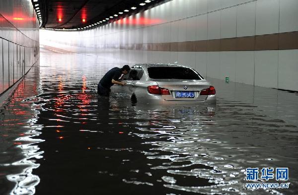 （社会）（5）南昌暴雨  路面积水严重