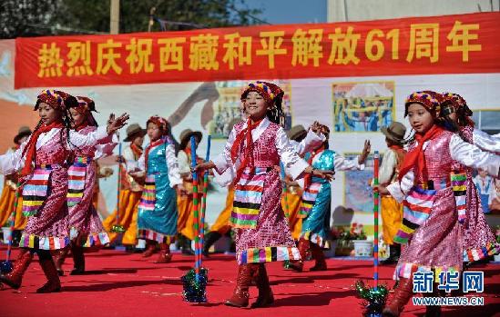 （社会）（1）西藏：小学生载歌载舞欢庆和平解放日