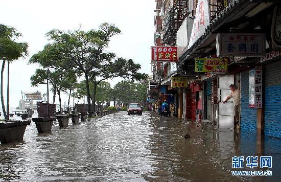 （关注台风“苏拉”）（1）“苏拉”来袭 台湾河水位猛涨