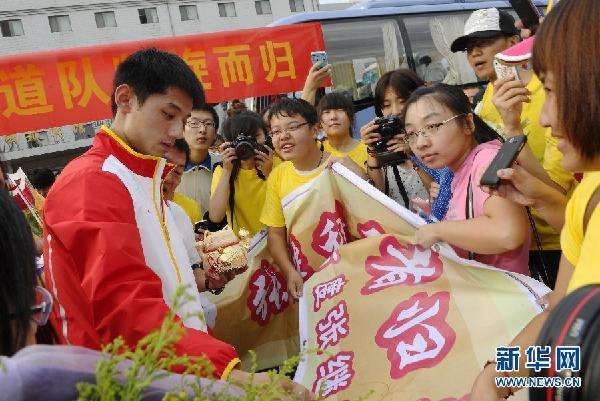 （体育）（3）中国奥运代表团回国