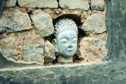 河北邯郸石窟寺墙壁雨后露出三尊“佛首”(图)