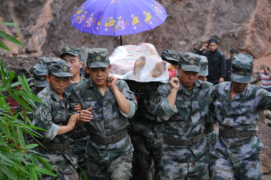 （云南彝良地震·图文互动）（1）特写：生命的担架