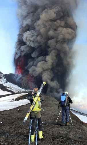 滑雪者近距离观察火山喷发