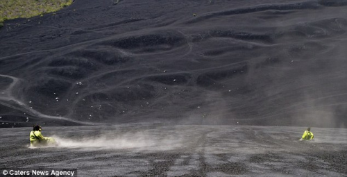 滑雪者尽情在山坡上滑行，一点也不惧火山喷发